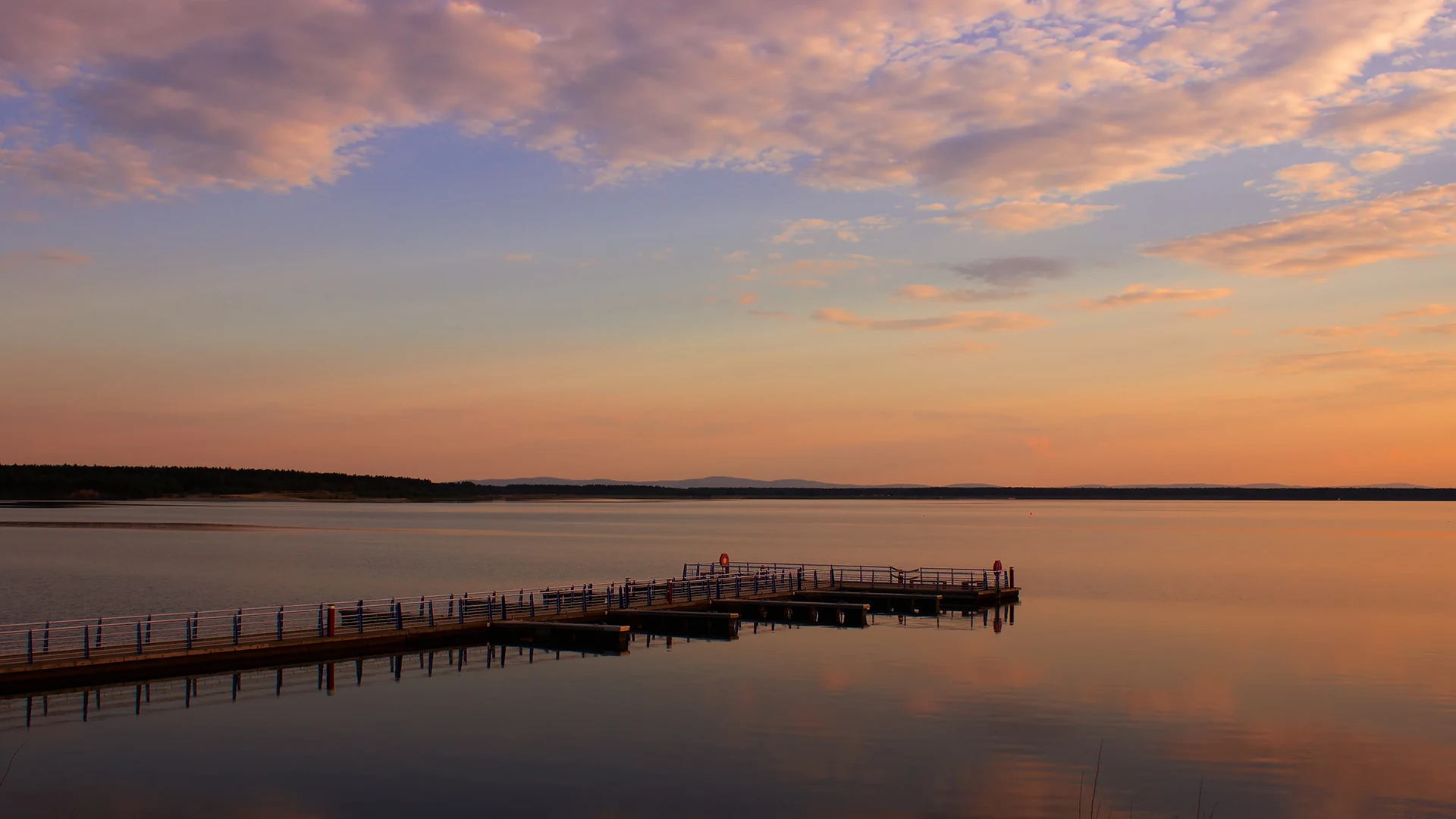 Steg am Bärwalder See im ruhigen Licht des Sonnenuntergangs