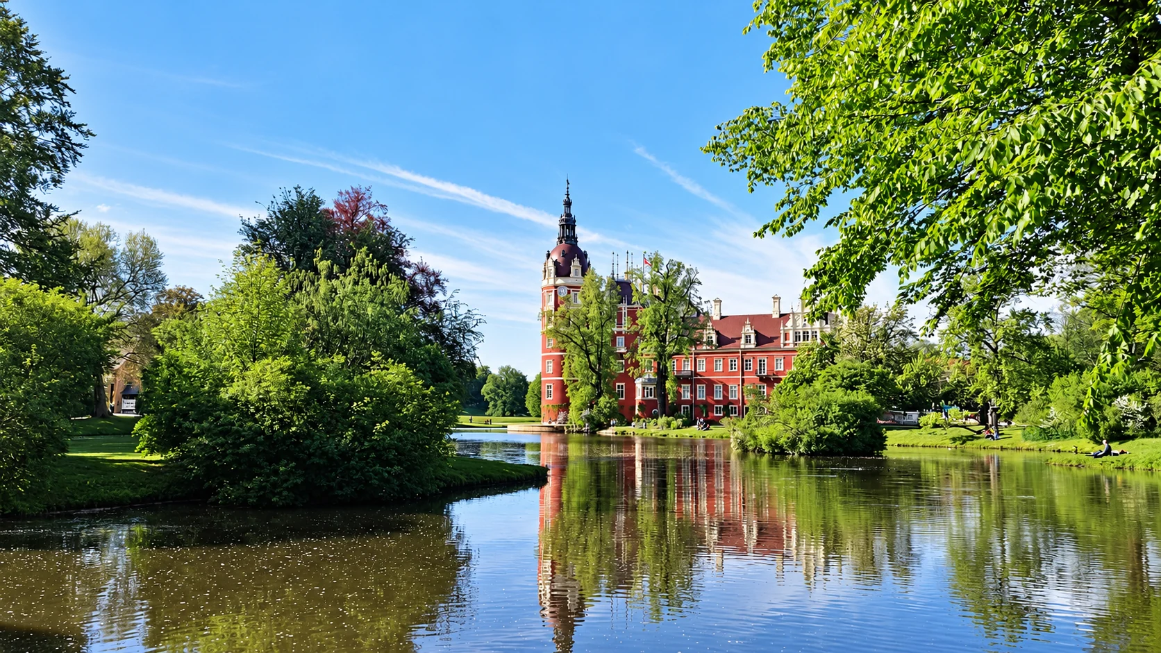 Das Neue Schloss im Fürst-Pückler-Park Bad Muskau spiegelt sich im Wasser