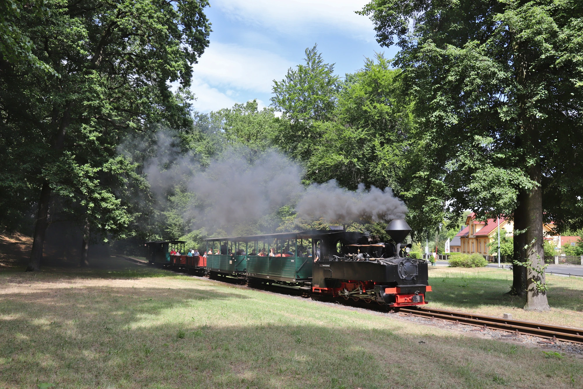 Historische Dampflok der Waldeisenbahn Muskau mit grünen Personenwagen bei Bad Muskau