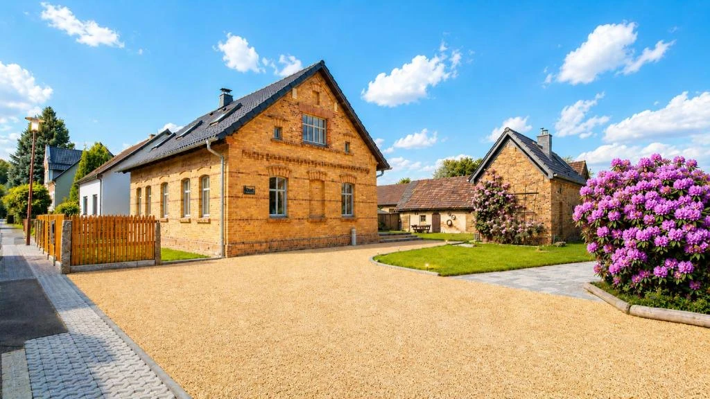 Backsteinfassade und Innenhof bei Tageslicht · Ferienhaus Alte Provinz