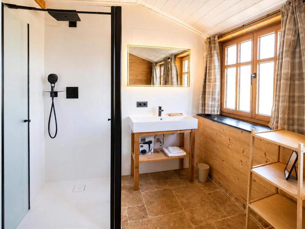 Bad im Obergeschoss · Ferienhaus Alte Provinz