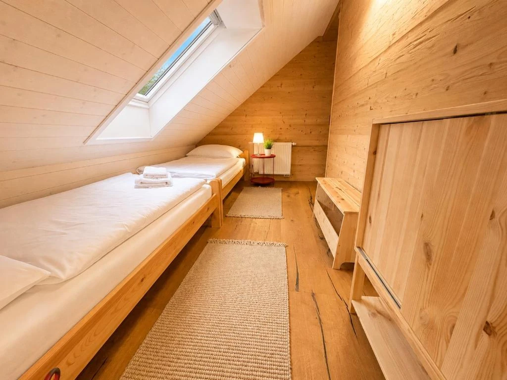 Schlafzimmer im Obergeschoss 2 – weitere Perspektive · Ferienhaus Alte Provinz