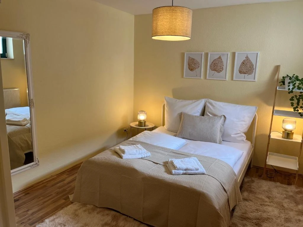Blick ins Schlafzimmer · Der grüne Fürst · Appartement 2
