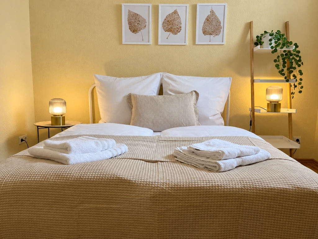 Schlafzimmer mit Kingsizebett · Der grüne Fürst · Appartement 2