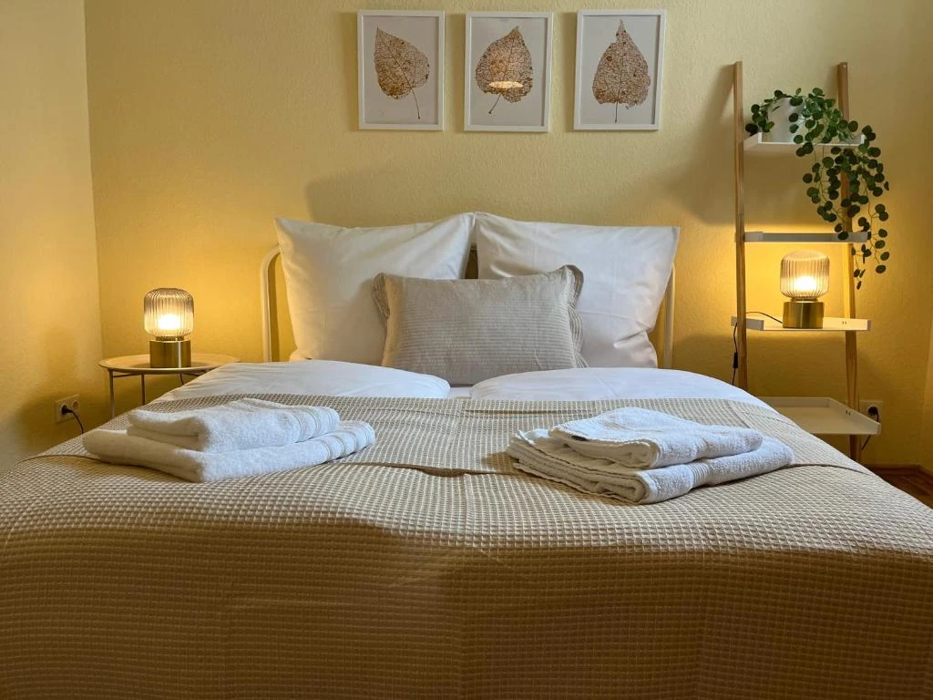 Schlafzimmer mit Kingsizebett · Der grüne Fürst · Appartement 2
