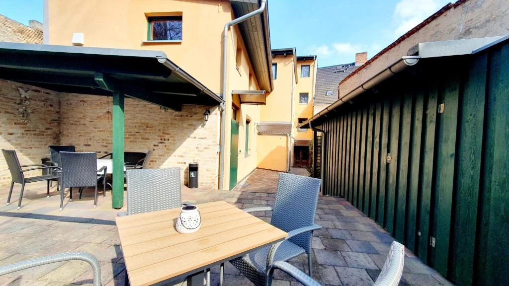 Sitzplatz im Innenhof · Der grüne Fürst · Appartement 2