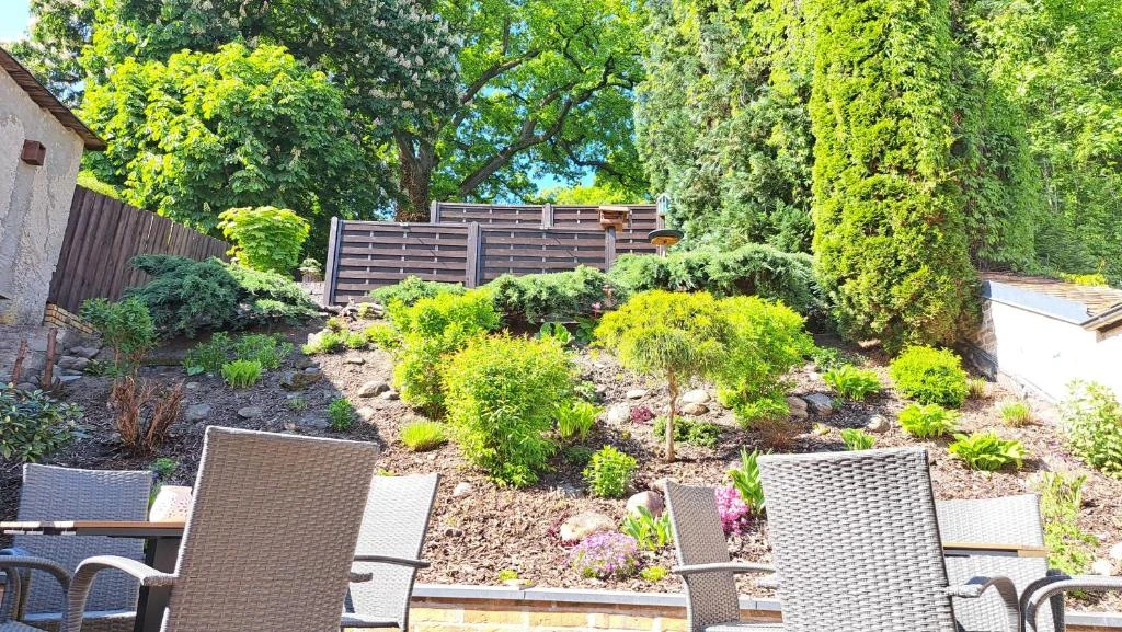Sitzplätze mit Blick in den Garten · Der grüne Fürst · Appartement 2