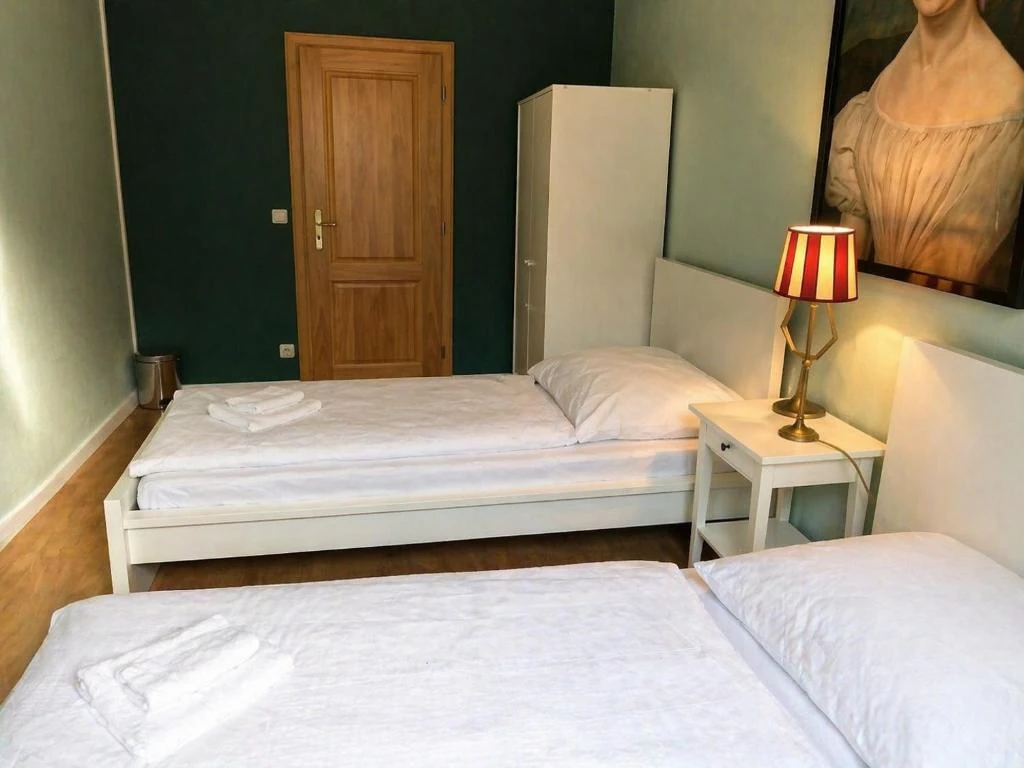 Schlafzimmer 2 – weitere Perspektive · Der grüne Fürst · Appartement 1