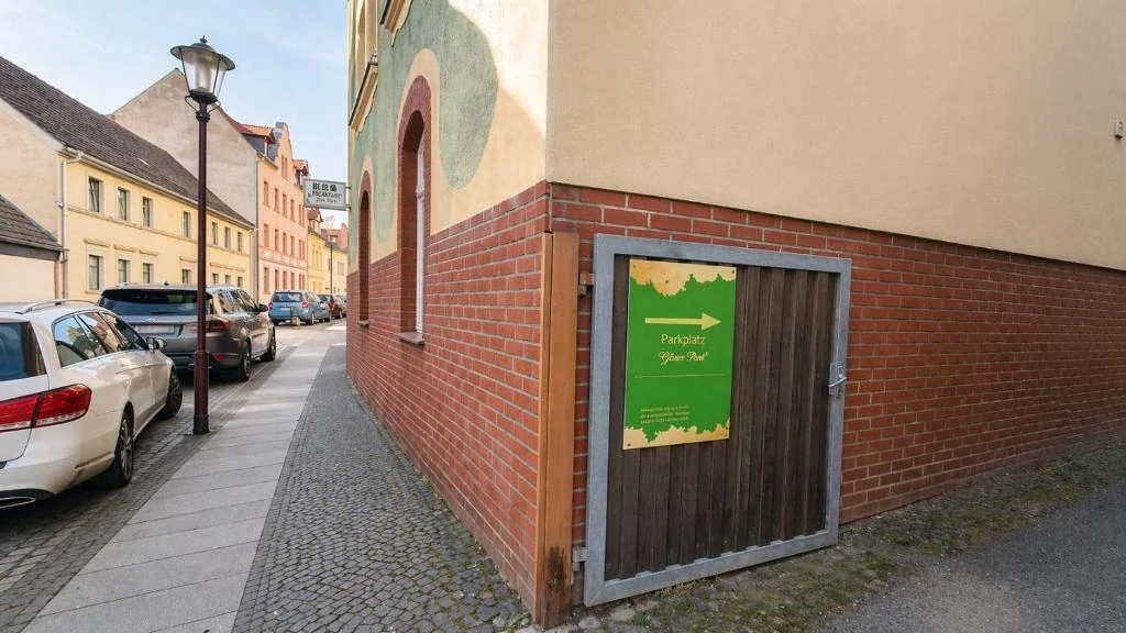 Parkplatz Einfahrt · Der grüne Fürst · Ferienwohnung 1