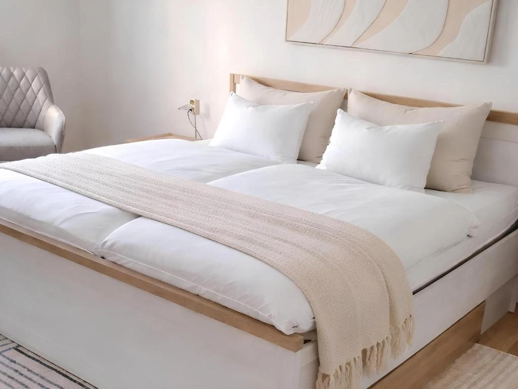 Schlafzimmer 1 · Der grüne Fürst · Ferienwohnung 2