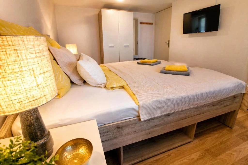 Schlafzimmer 1 – weitere Perspektive · Der grüne Fürst · Apartment 1