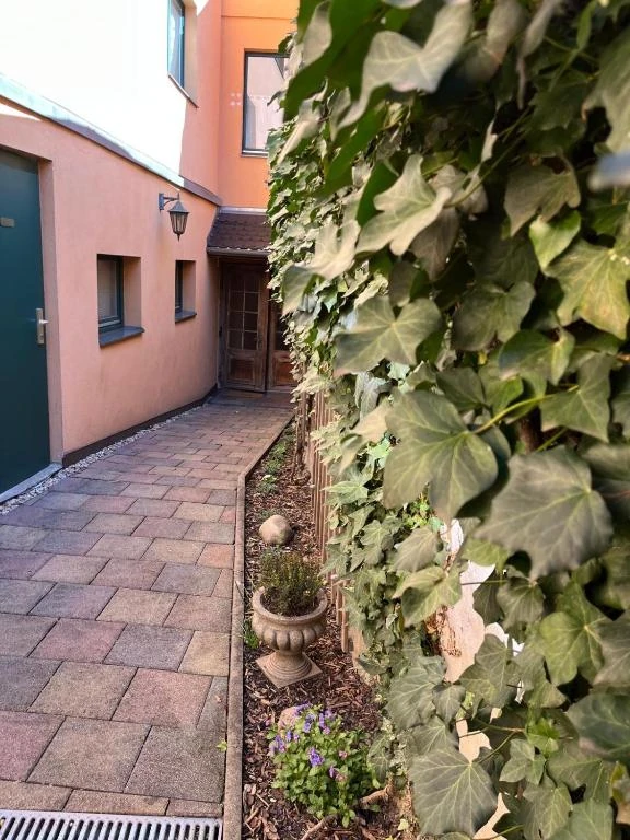 Gebäude 1 – weitere Perspektive · Der grüne Fürst · Ferienwohnung Hinterhaus