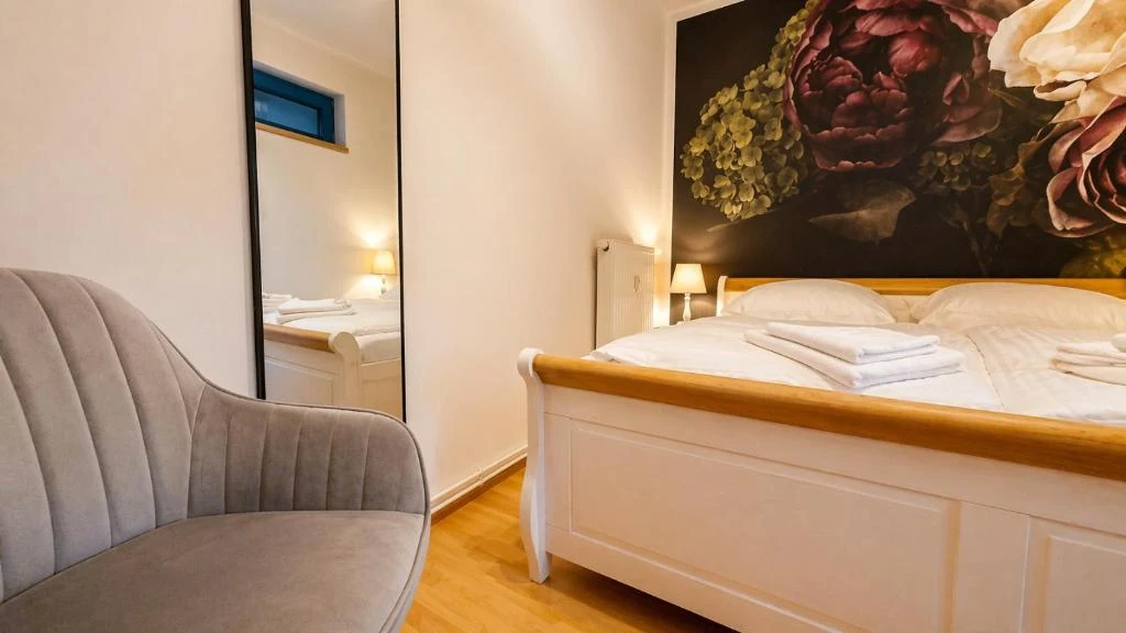 Schlafzimmer im Erdgeschoss 1 – weitere Perspektive · Der grüne Fürst · Ferienwohnung Hinterhaus