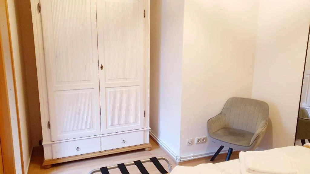 Schlafzimmer im Erdgeschoss 1 – weitere Perspektive · Der grüne Fürst · Ferienwohnung Hinterhaus