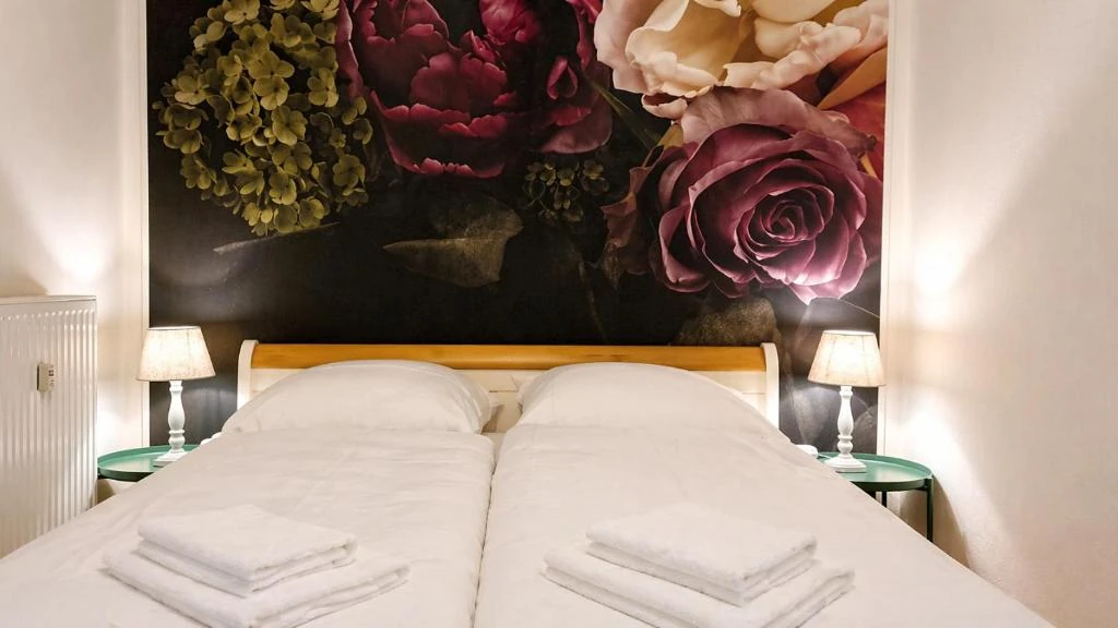 Schlafzimmer im Erdgeschoss · Der grüne Fürst · Ferienwohnung Hinterhaus